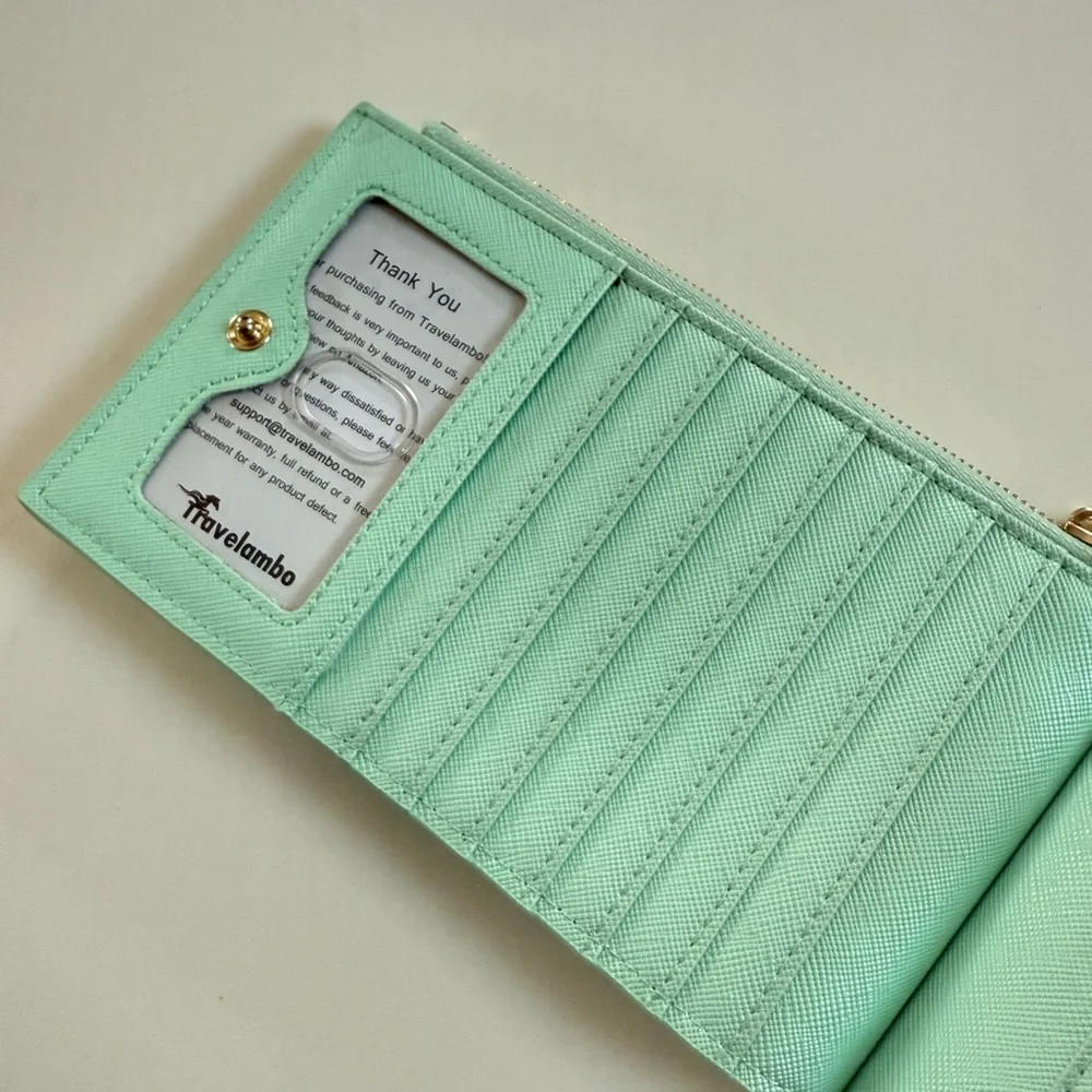 Travelambo Mint Green Women's Travel Wallet NWOT Vacation Pastel Card Holder